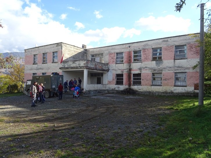 Schule in Snosem.