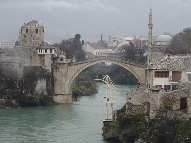 Die berühmte Brücke über die Neretva in Mostar. Leider im Regenwetter.