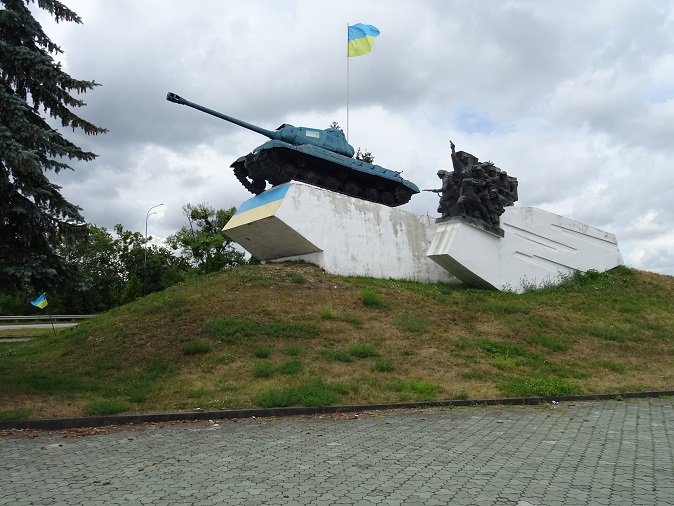 JS-Panzer aus dem zweiten Weltkrieg. Das Denkmal erinnert an die große Panzerschlacht von Dubno Ende Juni 1941.