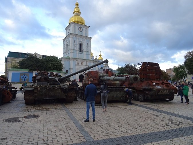 Abeschossene russische Panzer werden auf einem der großen Plätze ausgestellt.